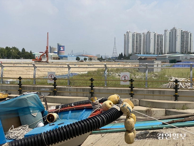 영화에서 태희와 지영이 거닐던 북성포구는 현재 매립공사가 끝나 예전의 모습이 사라진 상태다. 영화 제작 당시에는 없었던 아파트 단지를 배경으로 어선 한 척이 근처에 정박해 있다. 2026.8.5 /조재현기자 jhc@kyeongin.com