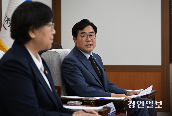 박찬대 인천시장이 5일 오전 인천시청 대접견실에서 열린 ‘인천광역시-보건복지부 간담회’에서 정은경 보건복지부 장관에게 현안사항을 건의하고 있다. 2026.8.5 /조재현기자 jhc@kyeongin.com