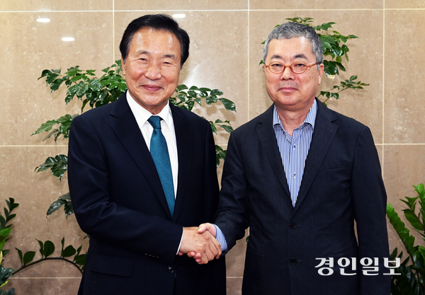 손학규(왼쪽) 경기도민회장 겸 장학회 이사장이 5일 경인일보 본사를 방문해 홍정표 대표이사 사장과 기념 촬영하고 있다. 2026.8.5 /임열수기자 pplys@kyeongin.com