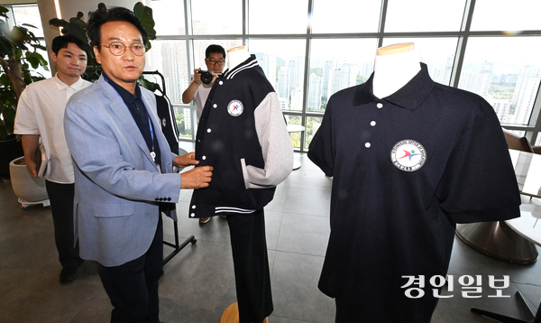 안민석 경기도교육감이 5일 수원시 경기도교육청 남부청사에서 열린 ‘교복 문화 대전환을 위한 학부모 소통 간담회’에 앞서 ‘편한 교복’을 살펴보고 있다. 2026.8.5 /최은성기자 ces7198@kyeongin.com