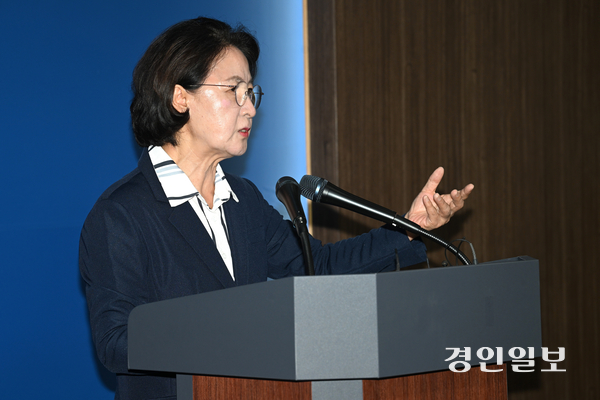 추미애 경기도지사가 5일 수원시 영통구 경기도청 브리핑룸에서 경기도 재정상황 관련 기자회견을 하고 있다. 2026.8.5 /최은성기자 ces7198@kyeongin.com