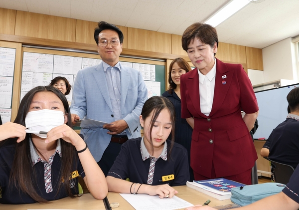 안민석 경기도교육감 당선자(사진 왼쪽 세번째)가 9일 대구 북구 복현중학교를 방문해 IB(국제 바칼로레아)교육 프로그램 운영 현황을 참관하고 있다. 2026.6.9 /연합뉴스