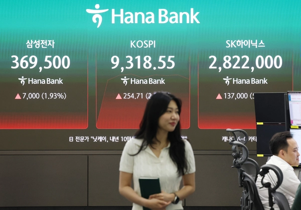 사진은 지난 6월 19일 서울 중구 하나은행 딜링룸 현황판에 표시된 코스피, SK하이닉스와 삼성전자 주가. 2026-06-19 /연합뉴스
