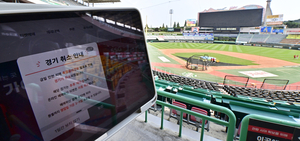 관중 25명 온열 의심… 날씨에 경기 내준 KBO