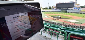 관중 25명 온열 의심… 날씨에 경기 내준 KBO