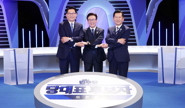 더불어민주당 송영길·김민석·정청래 당 대표 후보가 5일 서울 영등포구 여의도 KBS에서 열린 제2차 TV 토론회에 참석해 손을 잡으며 기념 촬영하고 있다. 2026.8.5 /국회사진기자단