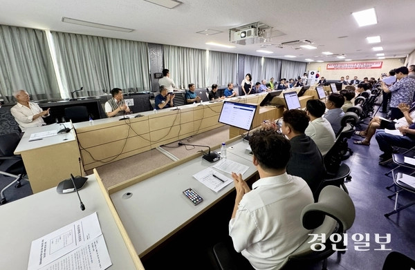 지난 5일 여주시청 상황실에서 열린 ‘용인 반도체 345㎸ 송전선로 및 3개보 재자연화 반대 여주시 범시민대책위원회’ 2차 전체회의에서 참석자들은 정부와 국회, SK이노베이션, SK하이닉스에 세수 보전과 제도 개선을 촉구하는 성명서를 채택했다. 2026.8.5 여주/양동민기자 coa007@kyeongin.com