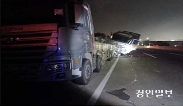 6일 오전 4시2분께 평택제천고속도로 안성 방향 송탄IC 인근에서 25ｔ 화물차에서 적재물이 떨어지면서 사고가 발생했다. 2026.8.6 /경기도소방재난본부 제공