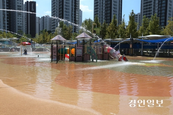 6일 오후 2시 폭염 중대경보가 발령되면서 야외활동이 크게 줄어든 가운데, 예약제로 운영될 정도로 인기를 끄는 하남시 미사동 미사호수공원 물놀이장도 손에 꼽을 정도의 아이들만 물놀이를 즐기는 등 한산한 모습을 보이고 있다. 2026.8.6 하남/문성호기자 moon23@kyeongin.com