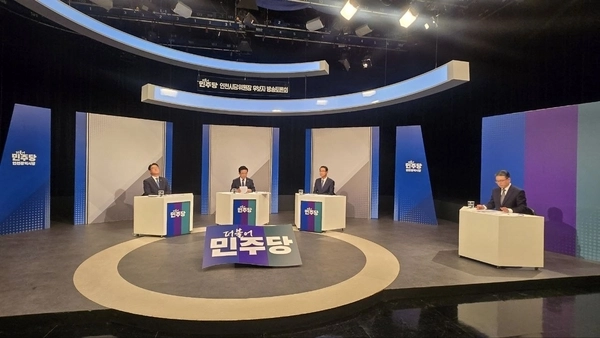 민주당 인천시당이 지난 5일 OBS에서 시당위원장 후보자 방송토론회를 개최했다. 토론회 방송은 6일 낮 12시10분 송출됐다. 사진 왼쪽부터 허종식, 정일영, 이성만 후보. 2026.8.5 /민주당 인천시당 제공