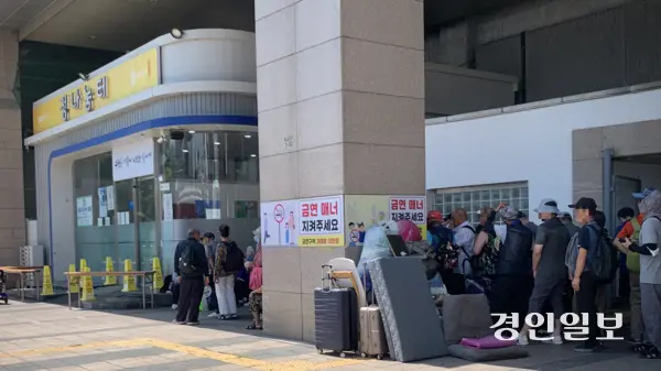 7일 정오께 수원역 매산지구대 인근 정나눔터 앞에서 점심 배식을 기다리는 이들이 길게 줄을 서 있다. 무료급식소인 정나눔터는 폭염 기간 오후 10시부터 다음 날 오전 5시까지 무더위쉼터로 운영돼 노숙인들이 열대야를 피할 수 있도록 돕는다. 2026.8.7 /유혜연기자 pi@kyeongin.com