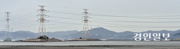 인천 옹진군 영흥도에 위치한 영흥화력발전소는 환경오염 물질을 대거 발생시켜 지역 주민들이 그간 피해를 감수해왔습니다. 차등요금제를 통한 인천의 산업용 전기요금 인하는 그동안의 피해를 보상하는 성격도 갖고 있다는 게 인천 지역사회의 공통된 여론입니다. /경인일보DB