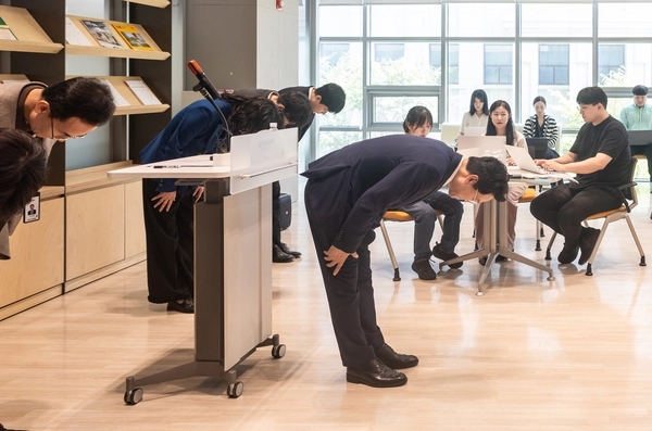 29일 안민석 경기도교육감이 도교육청 남부청사에서 교권보호전담관 모집에 1천823명이 지원한 것과 관련해 기자회견을 진행한 가운데 지원자들과 도민들에게 감사의 인사를 전하고 있다. 2026.7.29 /경기도교육청 제공