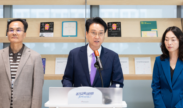 29일 안민석 경기도교육감이 도교육청 남부청사에서 교권보호전담관 모집에 1천823명이 지원했다며 지원자들과 도민들에게 감사의 인사를 전하는 기자회견을 하고 있다. /경기도교육청 제공