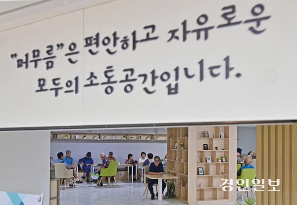 폭염이 연일 지속되고 있는 7일 오후 인천시 제물포구 동인천지하도상가에 마련된 커뮤니티 공간에서 어르신들이 휴식을 취하고 있다. 2026.8.7 /조재현기자 jhc@kyeongin.com