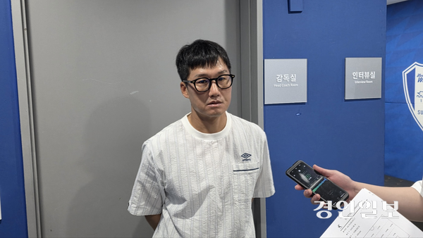 K리그2 수원삼성 이정효 감독이 7일 수원월드컵경기장에서 열린 김해FC와의 하나은행 K리그2 2026 21라운드 홈 경기를 앞두고 기자들과 인터뷰하고 있다. 2026.8.7 /이영선기자 zero@kyeongin.com
