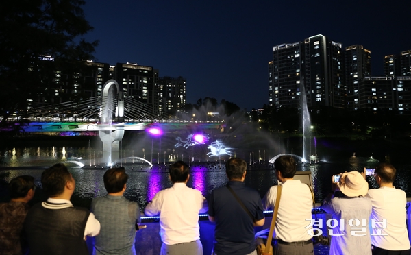 지난 7일 오후 8시께 이현재 하남시장과 위례신도시 주민대표들이 송파 위례호수공원 전망대 데크에서 시범 운영되는 워터스크린을 견학·관람하고 있다. 2026.8.7 하남/문성호기자 moon23@kyeongin.com