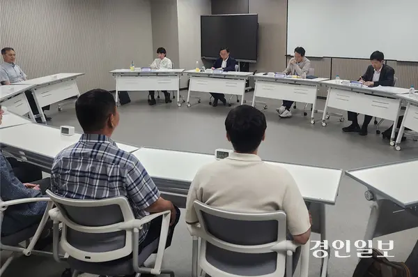 지난 8일 경기도교육청 조원청사에서 교권보호전담관에 지원한 이들이 면접을 보고 있다. 2026.8.8 /김형욱기자 uk@kyeongin.com