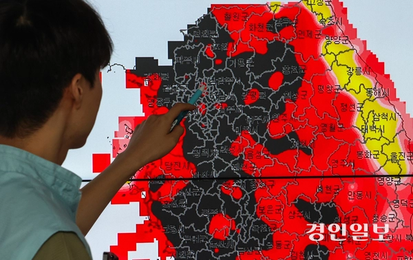 수도권 일부 지역에 폭염중대경보가 발효된 4일 수원시 권선구 수도권기상청에서 예보관이 체감온도 상황을 살펴보고 있다. 2026.8.4 /최은성기자 ces7198@kyeongin.com