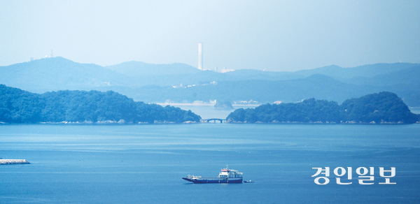 최근들어 해상풍력발전, 해저케이블, 해양관광, 양식산업 등 해양공간의 경제적 가치가 커지고 있지만 자치단체 간 해상경계는 법적으로 명확히 구분돼 있지 않아 분쟁이 끊이지 않고 있다. 지난 7일 오후 경기도 안산시 단원구 시화나래달전망대에서 바라본 해안. 안산 구봉도(사진 아래) 너머로 인천 옹진군 영흥도 일대가 보인다. 2026.8.7 /조재현기자 jhc@kyeongin.com