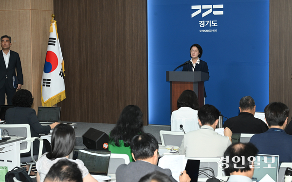 추미애 경기도지사가 5일 오전 경기도청 브리핑룸에서 경기도 재정 상황과 관련한 기자회견을 하고 있다. 이날 추 도지사는 기자회견에서 경기도의 재정 상태를 ‘비상 상황’으로 공식 규정했다. 2026.8.5 /최은성기자 ces7198@kyeongin.com