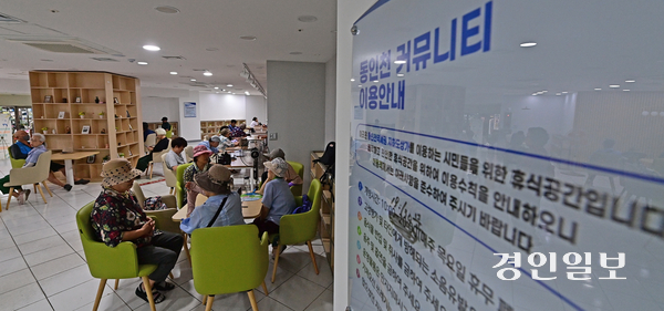 폭염이 지속되고 있는 가운데 지난 7일 오후 인천시 제물포구 동인천지하도상가에 마련된 커뮤니티 공간에서 어르신들이 휴식을 취하고 있다. 2026.8.7 /조재현기자 jhc@kyeongin.com