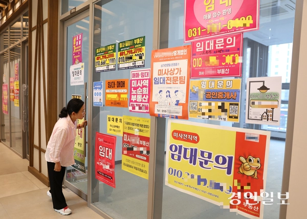 이정연(미사1·2동) 하남시의원이 미사역 인근 상가건물의 공실 안을 살펴 보고 있다. 하당 상가는 오랜 기간 임대가 되지 않은 듯 임대문의 안내문이 어지럽게 붙어 있다. 2026.8.8 하남/문성호기자 moon23@kyeongin.com