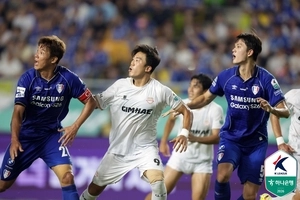 오심 딛고 일어선 수원삼성, 김해FC에 1-0 승리…선두 굳히기 성공
