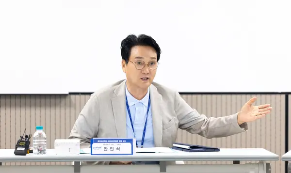 지난 8일 경기도교육청 조원청사에서 안민석 경기도교육감이 교권보호전담관 면접을 진행하고 있다. 2026.8.8 /경기도교육청 제공