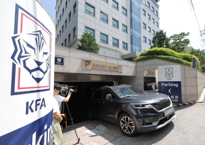 국회 청문회·압수수색에 성접대 파문까지…사면초가에 몰린 대한축구협회