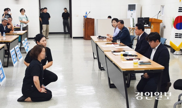 5일 오전 안양시의회 소회의실에서 진행된 평촌 샘마을 및 관양동 재개발지구 주민들과 시의회 의원들의 간담회에서 한 주민이 민주당 채진기 교섭단체대표 앞에 무릎을 꿇고 조속한 정상화와 안건처리를 호소하고 있다. 주민이 무릎을 꿇자 채 대표도 무릎을 꿇고 고개를 숙였다. 2026.8.5 안양/박상일기자 metro@kyeongin.com