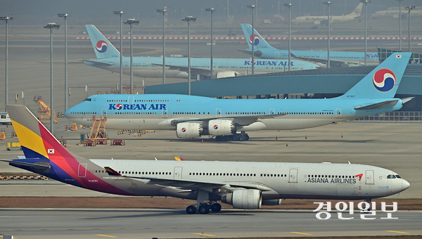 인천국제공항 주기장에 있는 대한항공과 아시아나항공 항공기. /경인일보DB