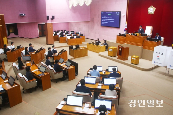 10일 안양시의회 본회의장에서 제313회 임시회 제3차 본회의가 의원 전원이 참석한 가운데 진행되고 있다. 2026.8.10 안양/박상일기자 metro@kyeongin.com