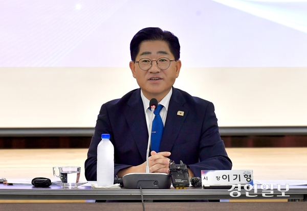 이기형 김포시장이 10일 시청 대회의실에서 민선9기 첫 언론인 간담회를 열고, 민선9기 운영 방향에 대해 설명하고 있다. 2026.8.10 /김포시 제공