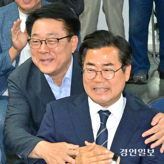 지난 6월 3일 더불어민주당 인천시장 선거캠프에서 박찬대 인천시장과 허종식 더불어민주당 인천시당위원장이 출구조사 발표를 보며 기뻐하고 있다. /조재현기자 jhc@kyeongin.com