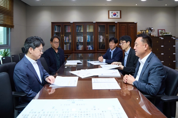 10일 이충우(오른쪽) 여주시장이 홍지선(왼쪽) 국토교통부 제2차관을 만나 강천역 신설을 건의하고 있다. 이날 시는 건설비 333억원을 부담하겠다는 뜻과 함께 간이역 설치 검토를 요청했다. 2026.8.10 /여주시 제공