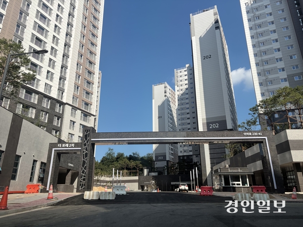 지난 5월 말 입주 예정이었지만 시행사의 기업회생절차로 현재까지 입주가 지연되고 있는 이천 백사 신안2차 공공지원 민간임대아파트. /독자 제공