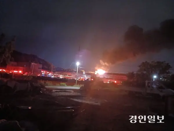 11일 새벽 평택시 청북읍 토진리 ‘PJK 평택1센터’에서 불길과 검은 연기가 치솟고 있다. 사진은 인근 주민 최궁희씨가 자택 인근에서 촬영한 화재 당시 모습. 2026.8.11 /최궁희씨 제공