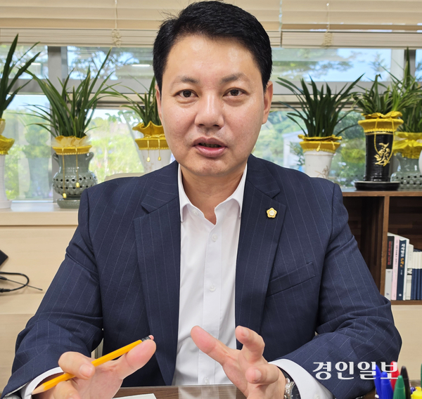 한상민 제10대 양주시의회 전반기 의장은 “현장 목소리를 정책에 담을 수 있도록 의회가 가교가 되겠다”고 강조했다. 2026.8.11 양주/최재훈기자 cjh@kyeongin.com
