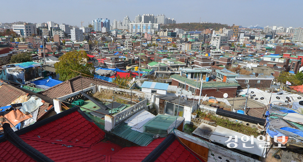 1970년대 준주거지역으로 지정된 인천 제물포구 송림동의 한 다세대 주택가 일대. 사실상 주거용 건축물이 밀집한 인천 원도심의 준주거지역을 일반주거지역 수준으로 관리해야 한다는 제언이 나온다. /경인일보DB