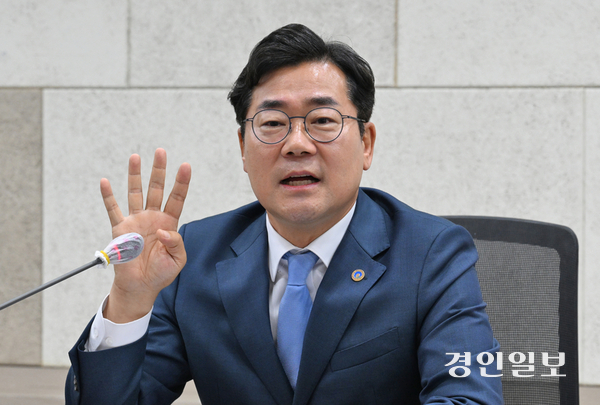 박찬대 인천시장이 지난 16일 오전 인천시청 영상회의실에서 열린 언론사 합동인터뷰에서 민선9기 시정운영과 관련해 설명을 하고 있다. 2026.7.16 /조재현기자 jhc@kyeongin.com