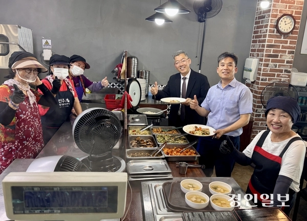 박찬(오른쪽 세번째) 여주시니어클럽 관장이 여주시 오학동 맛뚜루 식당에서 노인일자리 사업에 참여 중인 어르신들이 만든 음식을 배식대에서 접시에 담고 있다. 여주/양동민기자 coa007@kyeongin.com