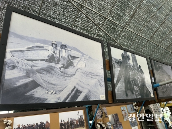 안산시 대부동 시화지구(간척지) 내 안산시농민회 사무실에 시화방조제 건설 전인 1987년 이전 어민들의 모습이 담긴 사진이 걸려 있다. 2026.8.11 /목은수기자 wood@kyeongin.com