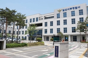 고양 아파트 고층서 음료수병 던진 여성 체포… 행인 부상·차량 파손
