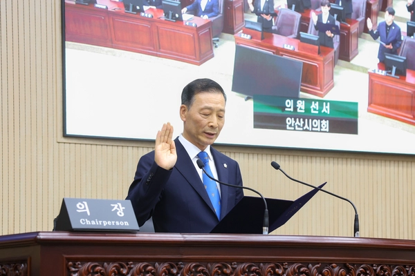 10대 안산시의회 전반기 의장에 선출된 한명훈 의장이 지난달 2일 열린 의회 개원식에서 의원 선서를 하고 있다. /안산시의회 제공
