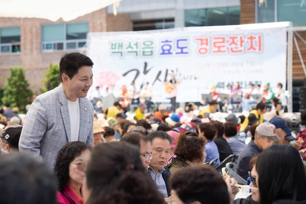 한상민 양주시의회 의장이 초선의원이던 지난해 5월 한 지역 행사에 참여해 주민들과 인사를 나누고 있다. 한 의장은 ‘현장 의정’을 10대 시의회 핵심 운영 방침이라고 밝혔다. /양주시의회 제공