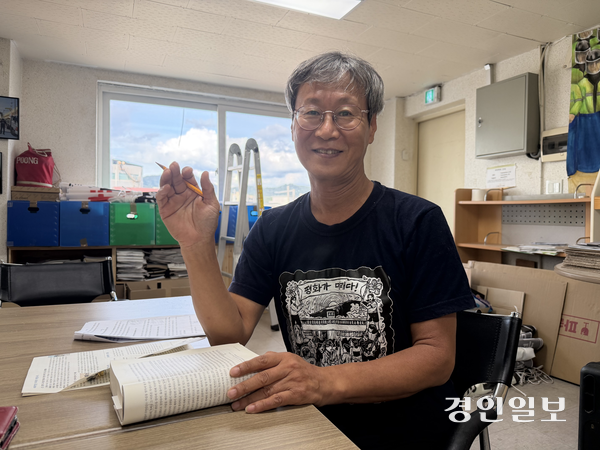 지난 10일 동두천시 생연동의 사무실에서 만난 이의환 경기북부평화시민행동 지방행정 감시단장이 ‘평화가 미래다!’라는 문구의 티셔츠를 입고 인터뷰하고 있다. 2026.8.10 /조수현기자 joeloach@kyeongin.com