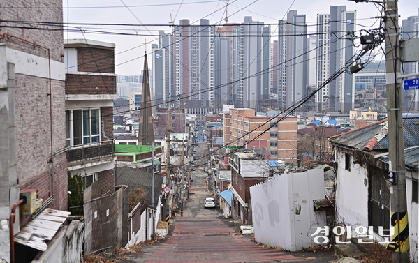 수도권정비계획법상 3개 권역에 ‘인구감소권역’을 추가하는 내용의 개정안이 국회에 발의뒤 진전 없이 계류중이다. 사진은 인구감소관심지역인 인천 동구의 재개발지구 모습. 2026.3.6 /경인일보DB