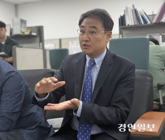 송현석 인천시 재정예산개혁TF 단장이 12일 인천시청에서 진행한 기자 간담회에서 하나금융그룹과의 동반성장 업무협약 체결 계획을 설명하고 있다. 2026.8.12 /박경호기자 pkhh@kyeongin.com