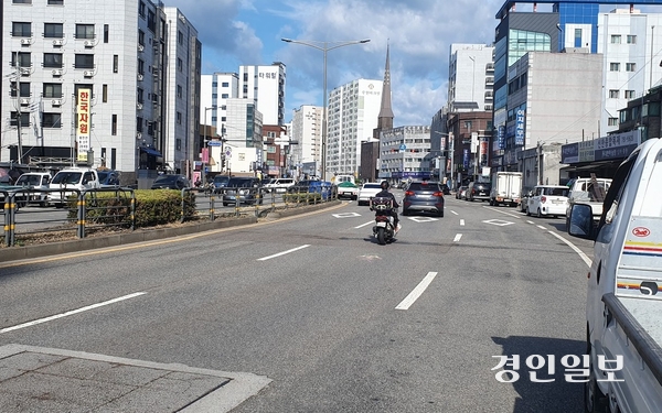 대원천 복개로 조성된 모란역 인근 둔천대로의 11일 오후 4시께 모습. 신상진 성남시장은 복원 및 생태하천 조성을 공약했다. 2026.8.11 성남/김순기기자 ksg2011@kyeongin.com